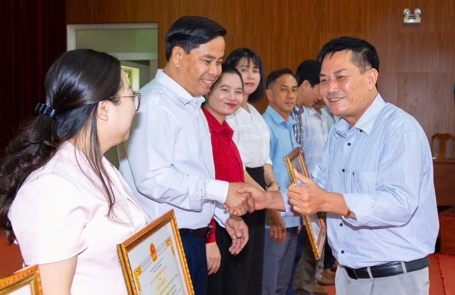Đồng chí Nguyễn Hữu Thọ (bìa phải)-Tỉnh ủy viên, Bí thư Huyện ủy Đak Đoa tặng giấy khen cho tập thể, cá nhân có thành tích xuất sắc trong phong trào xóa nhà tạm, nhà dột nát. Ảnh: Đ.Y 112.jpg