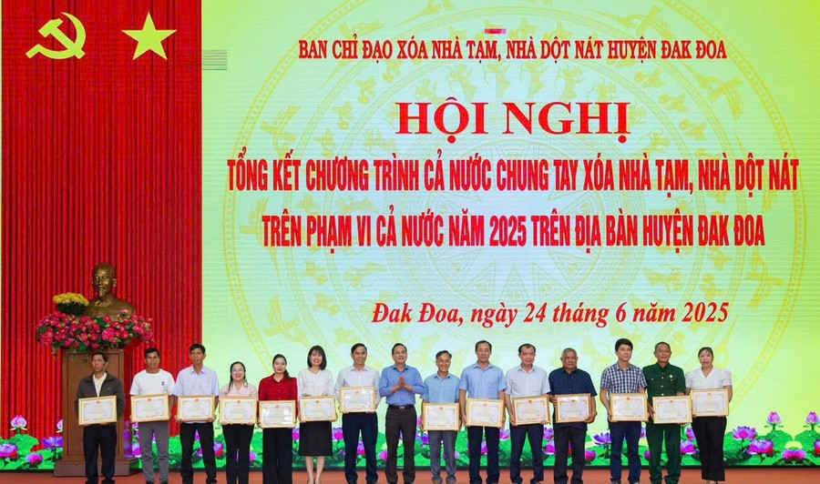 Lãnh đạo huyện Đak Đoa trao giấy khen cho tập thể, cá nhân có thành tích xuất sắc trong phong trào xóa nhà tạm, nhà dột nát. Ảnh: Đ.Y 12345.jpg