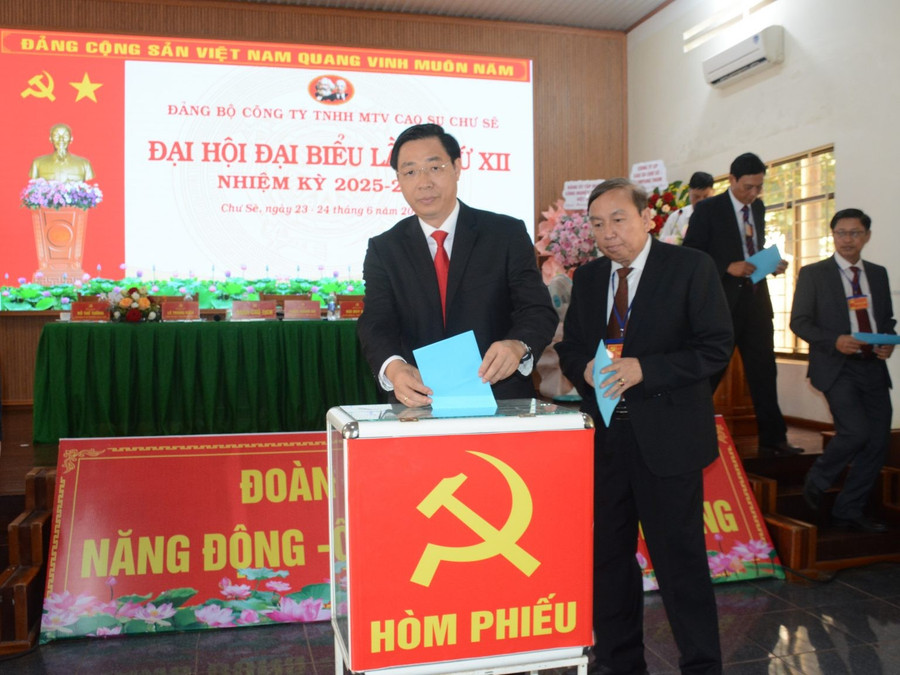 Bỏ phiếu bầu Ban chấp hành Đảng bộ Công ty Cao su Chư Sê, nhiệm kỳ 2025-2030. Ảnh: Vĩnh Mến dtp-2386-1536x1152.jpg