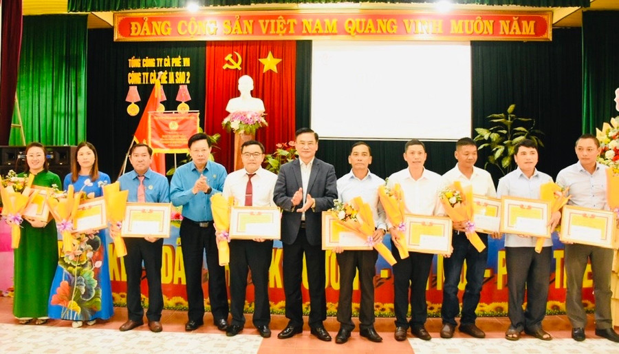 Đại diện lãnh đạo Tổng Công ty cà phê Việt Nam trao danh hiệu Chiến sĩ thi đua cơ sở cho các cá nhân đạt thành tích xuất sắc. Ảnh: Đinh Yến 001.jpg