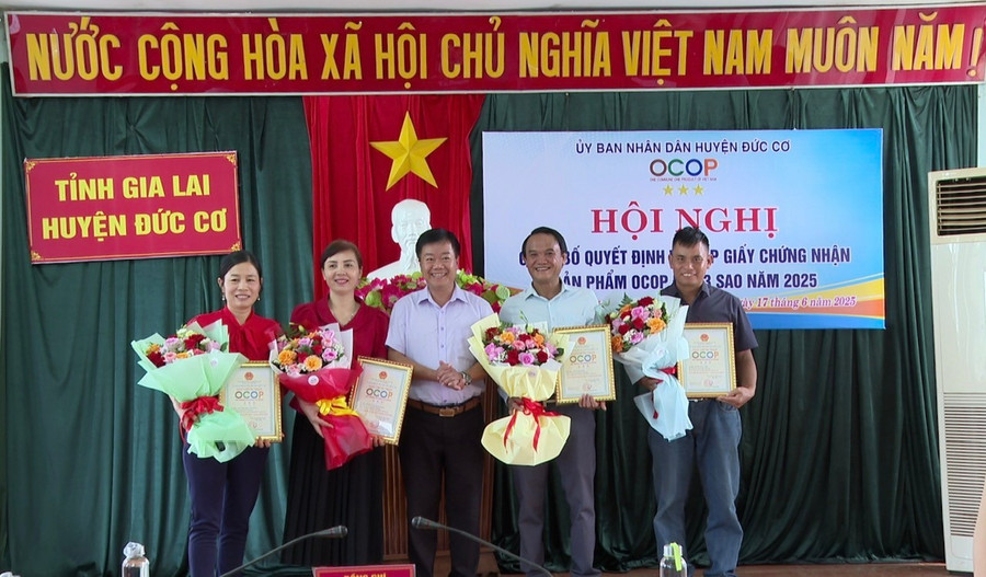 Ông Trần Ngọc Phận (giữa)-Phó Chủ tịch UBND huyện Đức Cơ trao giấy chứng nhận sản phẩm đạt OCOP 3 sao cho các chủ thể. Ảnh: Thanh Tịnh 11113.jpg