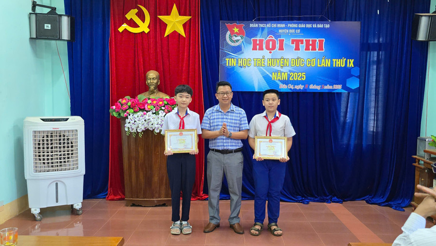 Ban tổ chức Hội thi trao giải nhất cho thí sinh 2 khối. Ảnh: Thanh Tịnh z6580973764030-a143994e94ee3be3069b65481d34fa22.jpg