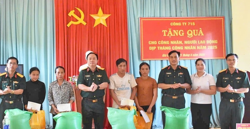 Lãnh đạo Công ty 715 tặng quà cho công nhân, người lao động có hoàn cảnh khó khăn. Ảnh: Trần Công 112345678.jpg