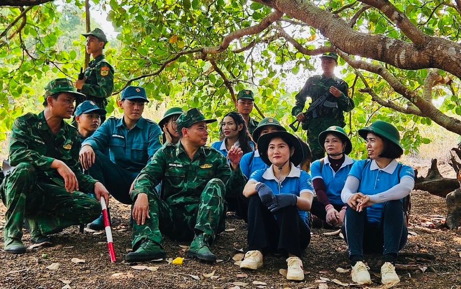 កម្មាភិបាល និងសមាជិកសហជីពនារីឃុំ Ia Nan បានសម្របសម្រួលជាមួយប៉ុស្តិ៍ឆ្មាំព្រំដែន Ia Nan ដើម្បីឃោសនា និងប្រមូលផ្តុំសមាជិកចូលរួមការពារបូរណភាពទឹកដីជាតិ។ រូបថត៖ Thanh Tinh 00.jpg