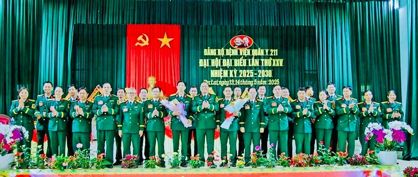 Ban Chấp hành Đảng bộ Bệnh viện Quân y 211 nhiệm kỳ 2025-2030 và đoàn đại biểu đi dự Đại hội Đảng bộ Cục Hậu cần-Kỹ thuật ra mắt Đại hội. Ảnh: Anh Sơn z6601881822733-4e106b82a4edbe2cc4b84868b1d0c965.jpg