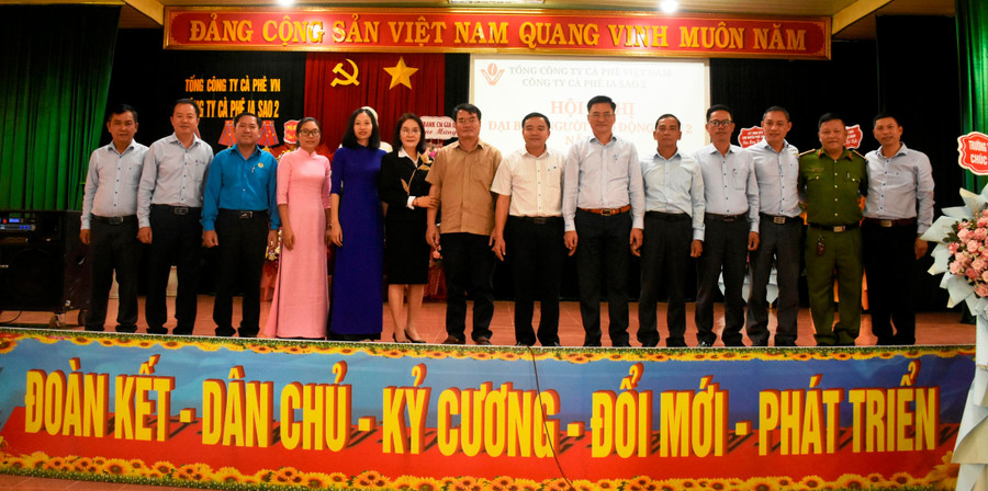 Đại biểu về dự hội nghị chụp ảnh lưu niệm. Ảnh: Đinh Yến 123.jpg