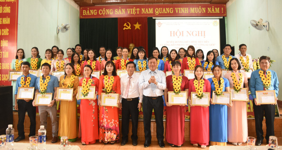 Công ty Cà phê 706 tuyên dương 48 cá nhân điển hình tiên tiến trong các phong trào thi đua giai đoạn 2020-2025. Ảnh: Đinh Yến 1123.jpg