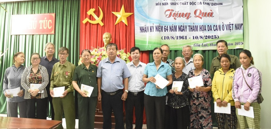 Tặng quà cho các nạn nhân chất độc da cam/dioxin xã Phú Túc. Ảnh: Đinh Yến 4.jpg