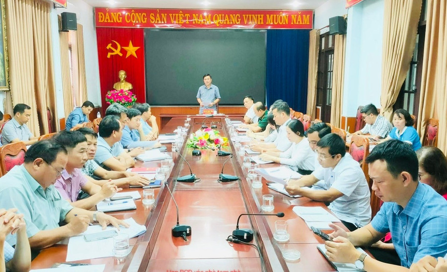 Bí thư Huyện ủy Chư Sê Lý Anh Sang (đứng) chủ trì cuộc họp Ban Chỉ đạo xóa nhà tạm, nhà dột nát trên địa bàn huyện. Ảnh: Hoài Trương z6580347440977-b9d61c471bb28f482330f080b8d77d39.jpg