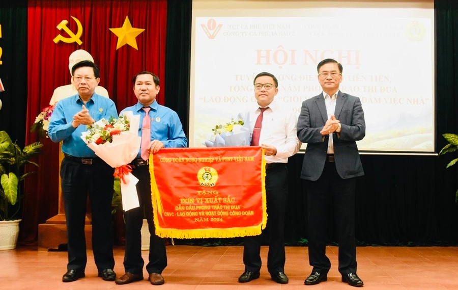 Đại diện lãnh đạo Tổng Công ty Cà phê Việt Nam trao Cờ thi đua của Công đoàn Nông nghiệp và Phát triển nông thôn Việt Nam cho Công ty Cà phê Ia Sao 2. Ảnh: Đinh Yến 002.jpg