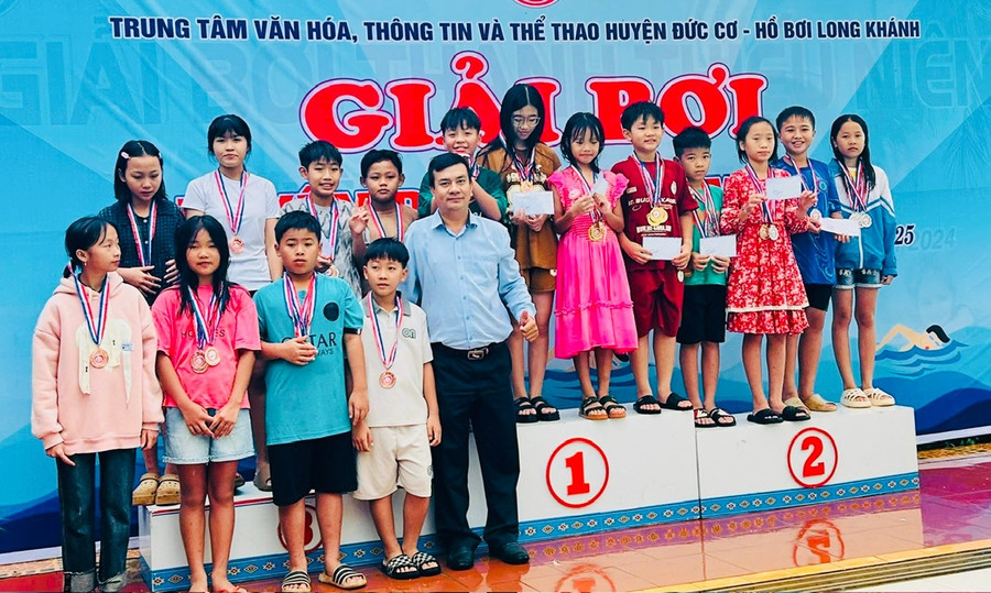 Ban tổ chức trao thưởng cho các vận động viên đạt thành tích cao tại giải bơi năm 2025. Ảnh: Duyên Quỳnh z6696021036477-2f31513f220ce8f0a230a98ce32a6a9f.jpg