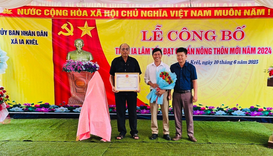 Đại diện lãnh đạo huyện Đức Cơ trao bằng công nhận làng thôn Ia Lâm Tốk đạt chuẩn nông thôn mới. Ảnh: Thanh Tịnh z6692388831859-0ecf89736df6275a6c430b11c6807c2e.jpg