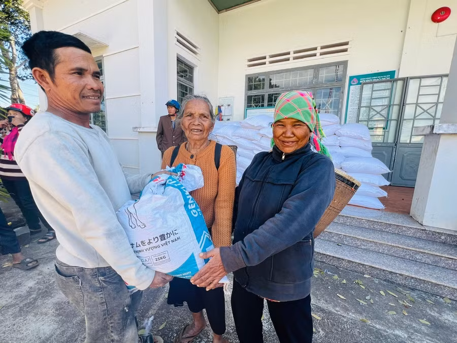 Niềm vui của những hộ nghèo xã Hbông (huyện Chư Sê) khi được nhận gạo cứu đói của Chính phủ dịp Tết Nguyên đán 2025. Ảnh: Đinh Yến
