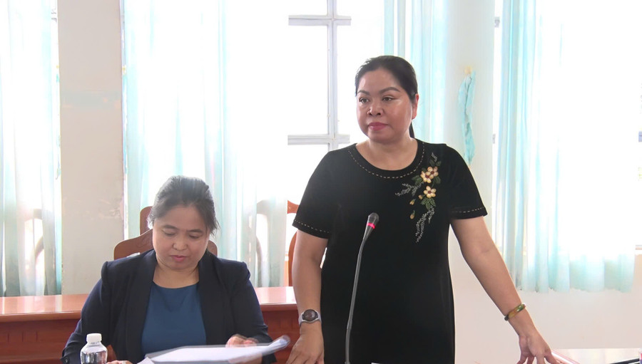 Bà Rơ Chăm H' Hồng (bìa phải) đánh giá cao những nỗ lực của huyện Đức Cơ trong việc triển khai thực hiện đề án. Ảnh: Đinh Yến gen-h-z6691900163177-415daa13aee32d3a953ab85db144e4bd.jpg