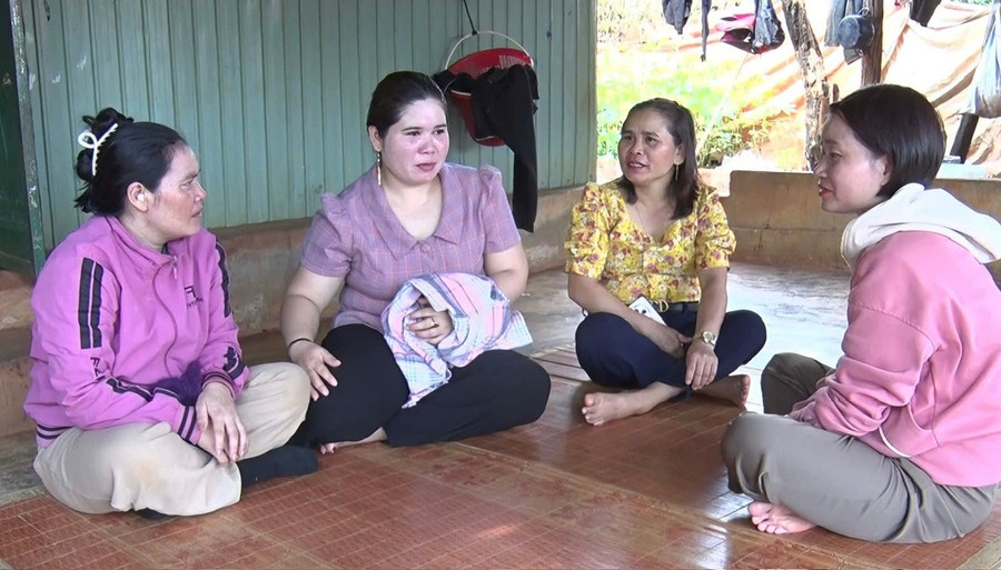 លោកស្រី Siu H'Got (ទី 2 ពីឆ្វេង) - ប្រធានសមាគមនារីភូមិចាន់ ឃុំ Ia Pnôn ផ្សព្វផ្សាយដល់សមាជិកអំពីអំពើល្អតាមរយៈការសិក្សា និងដើរតាមពូ។ រូបថត៖ Thanh Tinh 12.jpg