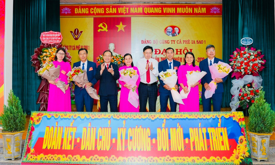 Ban Chấp hành Đảng bộ Công ty Cà phê Ia Sao 1, nhiệm kỳ 2025-2030 ra mắt, nhận nhiệm vụ. Ảnh: H.T z6708915563973-8ad9efa928b8c3b25b69253b01dba193.jpg