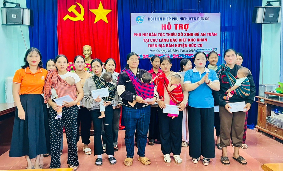 Hội Liên hiệp Phụ nữ huyện Đức Cơ tổ chức trao kinh phí hỗ trợ cho 59 phụ nữ dân tộc thiểu số sinh đẻ an toàn. Ảnh: Đ.Y 0001.jpg