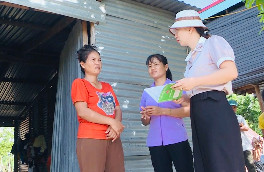 Cán bộ Tổ tiết kiệm và vay vốn tư vấn cho các hộ nghèo, hộ chính sách để tiếp cận với nguồn vốn tín dụng chính sách. Ảnh: M.L z6756046977882-d41c43dfab05ede793f71acbb815630d.jpg