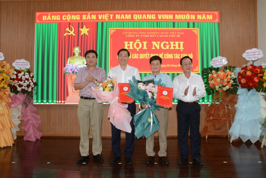 Ông Trần Thanh Phụng (bìa phải)- Phó Tổng Giám đốc VRG trao quyết định cho 2 đồng chí Lê Trung Kiên (thứ 2 từ trái qua) và ông Phan Văn Minh (thứ 2 từ phải qua). Ảnh: Văn Vĩnh dtp-2260-1536x1027.jpg