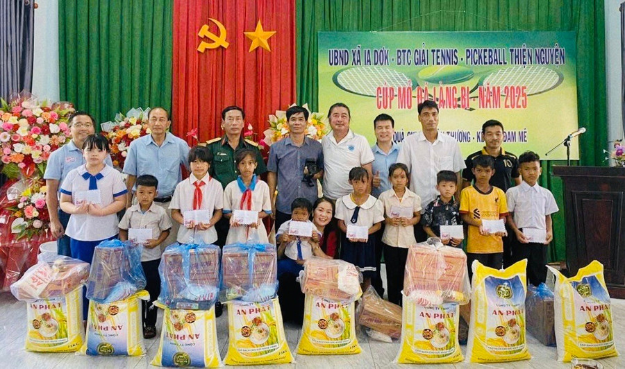 Thành viên Ban tổ chức Giải Cúp Mỏ Đá làng Bi trao quà cho học sinh nghèo. Ảnh: M.V z6883383986770-081f2faa61db0659a6afe542c67c3c2e.jpg
