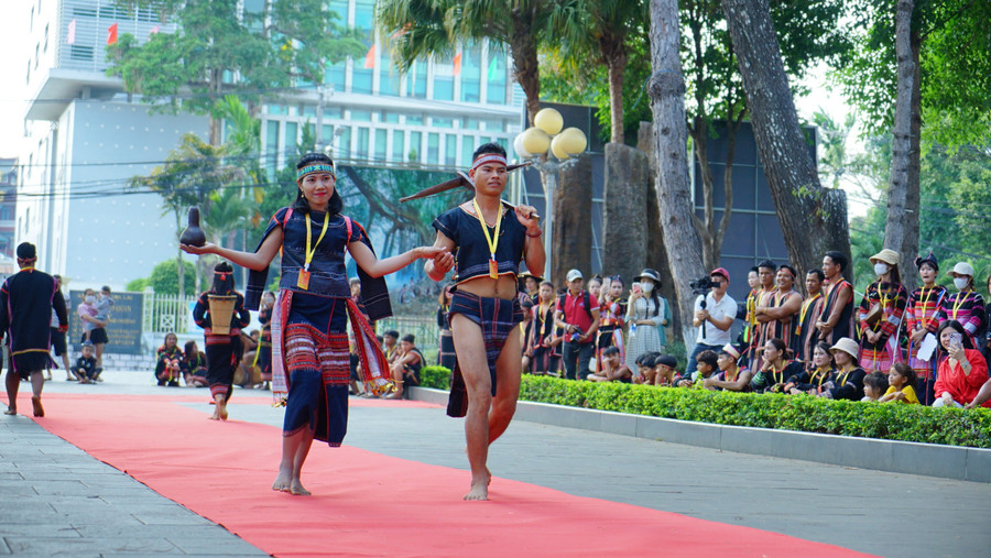 Sự tự hào, tự tôn với văn hóa qua trang phục dân tộc. Ảnh: Hoàng Ngọc
