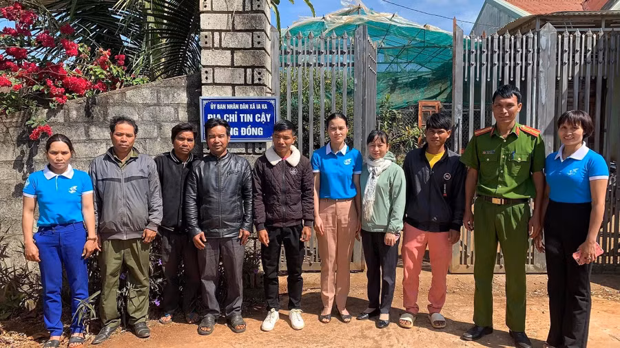 Các Địa chỉ tin cậy tại cộng đồng thu hút những người có uy tín tham gia để giải quyết những vấn đề cấp thiết với phụ nữ và trẻ em. Ảnh: Minh Châu