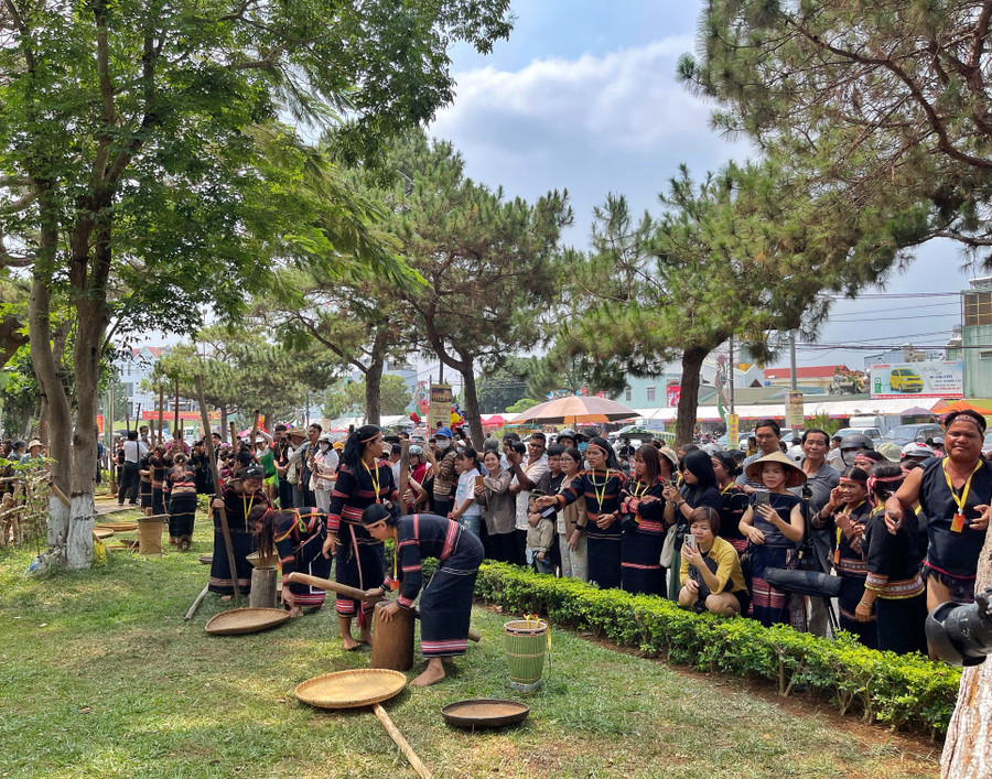 Phần thi giã gạo của nghệ nhân được đông đảo người dân và du khách cổ vũ. Ảnh: Hoàng Ngọc Phần thi giã gạo của nghệ nhân được đông đảo người dân và du khách cổ vũ. Ảnh: Hoàng Ngọc