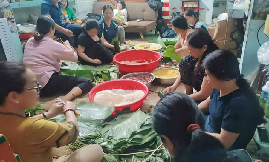 Phụ nữ Gia Lai gói bánh chưng để gửi đến bà con vùng bão lũ miền Bắc. Ảnh: Minh Châu Phụ nữ Gia Lai gói bánh chưng để gửi đến bà con vùng bão lũ miền Bắc. Ảnh: Minh Châu