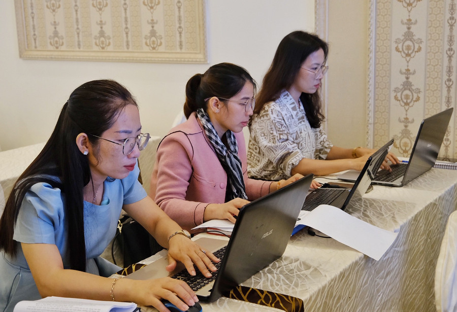 Học viên thực hành ứng dụng công nghệ thông tin tại lớp tập huấn. Ảnh: Minh Châu