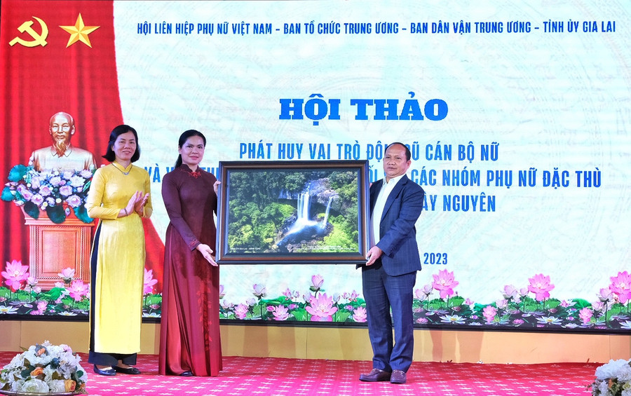 Đồng chí Rah Lan Chung-Phó Bí thư Tỉnh ủy tặng quà lưu niệm Trung ương Hội LHPN Việt Nam. Ảnh: Minh Châu Đồng chí Rah Lan Chung-Phó Bí thư Tỉnh ủy tặng quà lưu niệm Trung ương Hội LHPN Việt Nam. Ảnh: Minh Châu