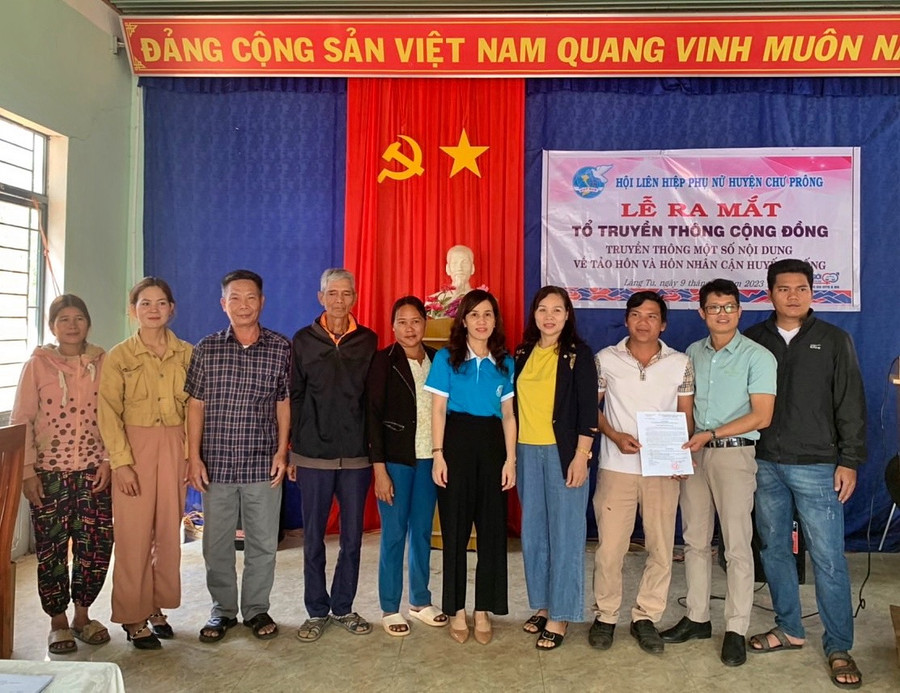 Hội LHPN huyện Chư Prông ra mắt "Tổ truyền thông cộng đồng" điểm của huyện. Ảnh: Minh Châu Hội LHPN huyện Chư Prông ra mắt "Tổ truyền thông cộng đồng" điểm của huyện. Ảnh: Minh Châu