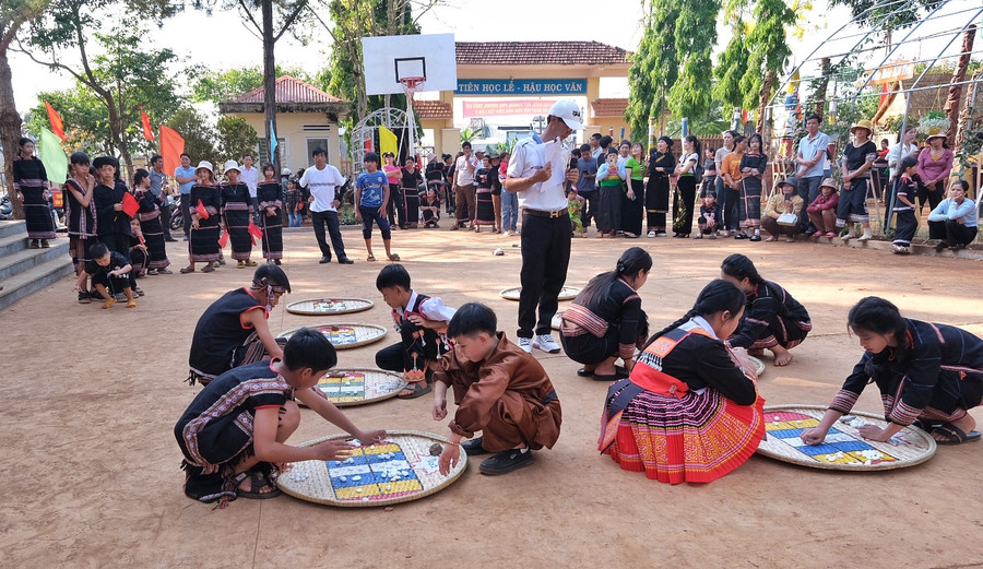 Học sinh các dân tộc tham trò chơi dân gian. Ảnh: Hoàng Ngọc