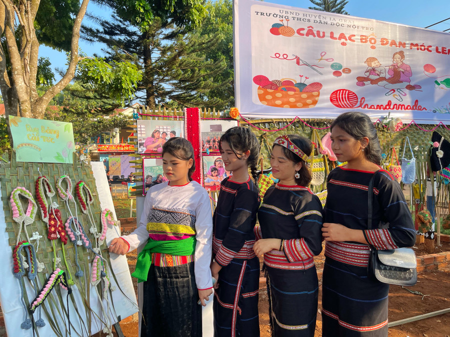 Cô và trò trong câu lạc bộ đan móc len lần đầu giới thiệu các sản phẩm tại Ngày hội văn hóa của trường. Ảnh: Hoàng Ngọc