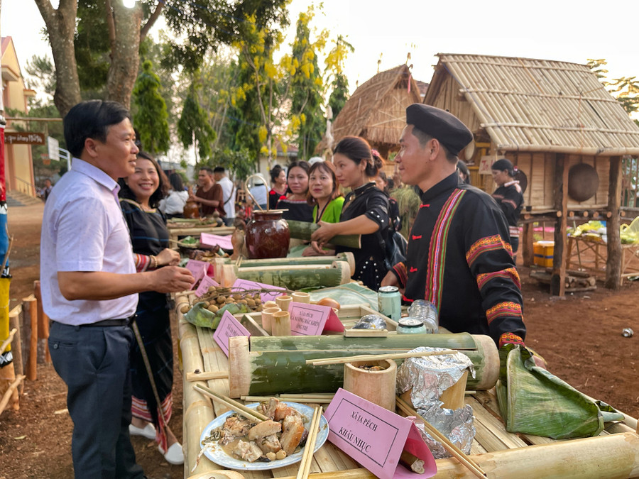 Không gian ẩm thực do phụ huynh học sinh thực hiện tại Ngày hội. Ảnh: Hoàng Ngọc