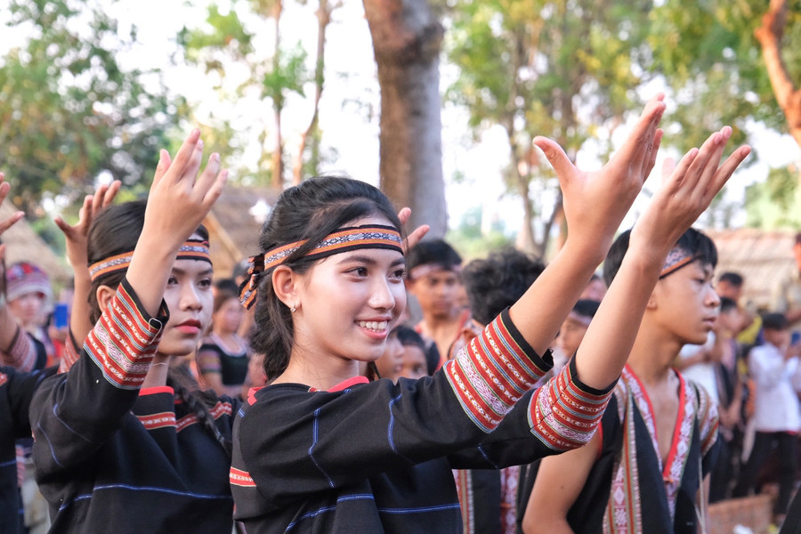 Các nữ sinh trong điệu xoang truyền thống Jrai. Ảnh: Hoàng Ngọc