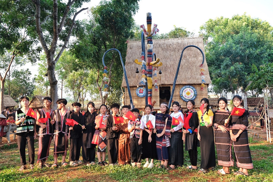 Trang phục truyền thống của học sinh các dân tộc trong trường. Ảnh: Hoàng Ngọc