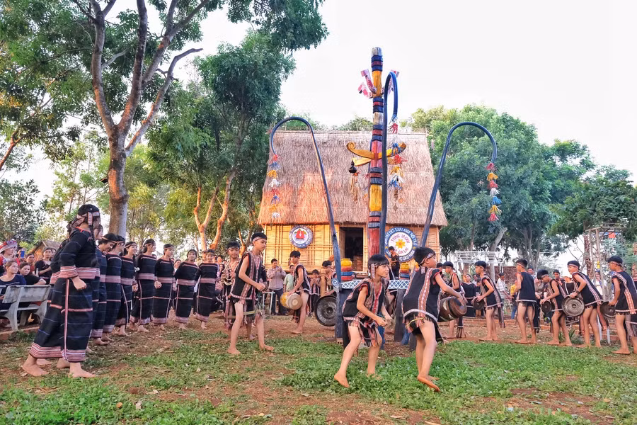 Đội cồng chiêng, xoang của trường THCS Dân tộc nội trú huyện ia Grai trình diễn chào mừng Ngày hội văn hóa các dân tộc. Ảnh: Hoàng Ngọc