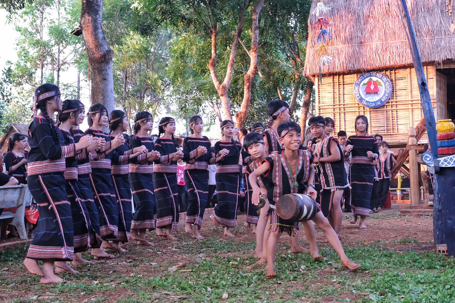 Văn hóa Jrai thấm đẫm trong từng điệu xoang, múa trống của các nam, nữ sinh. Ảnh: Hoàng Ngọc