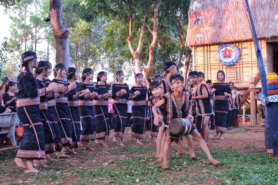 Văn hóa Jrai thấm đẫm trong từng điệu xoang, múa trống của các nam, nữ sinh. Ảnh: Hoàng Ngọc