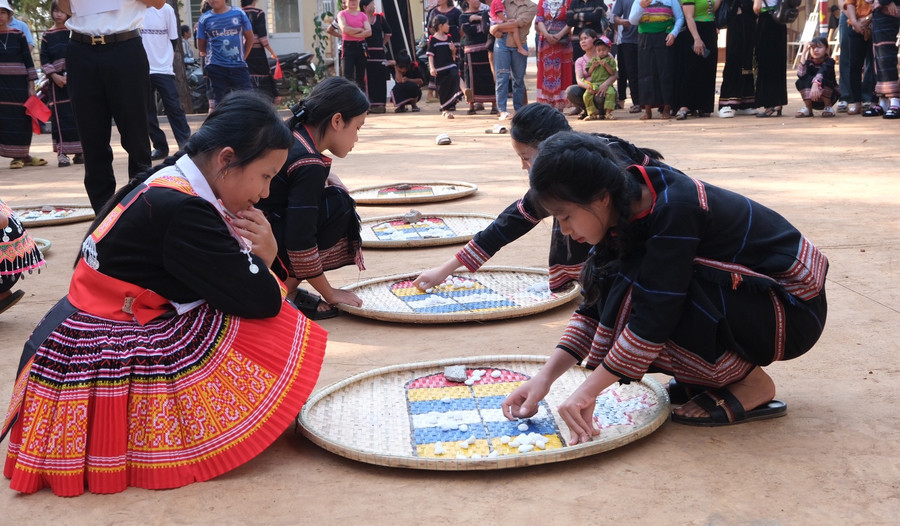 Chơi ô ăn quan. Ảnh: Hoàng Ngọc