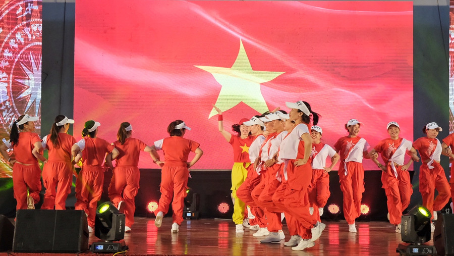 Tiết mục dự thi của Hội LHPN huyện Chư Păh trên nền nhạc ca khúc "Dòng máu lạc hồng". Ảnh: Minh Châu Tiết mục dự thi của Hội LHPN huyện Chư Păh trên nền nhạc ca khúc "Dòng máu lạc hồng". Ảnh: Minh Châu