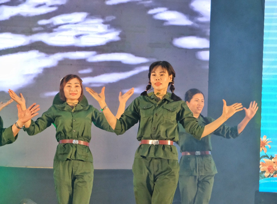 Nhóm nhảy "Sức Sống Mới" của Hội LHPN huyện Chư Prông với tiết mục "Đường Trường Sơn xe anh qua". Ảnh: Minh Châu Nhóm nhảy "Sức Sống Mới" của Hội LHPN huyện Chư Prông với tiết mục "Đường Trường Sơn xe anh qua". Ảnh: Minh Châu