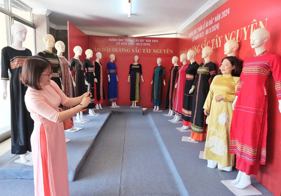 Trưng bày áo dài với chủ đề "Tôi yêu áo dài Việt" là hoạt động thiết thực hưởng ứng “Tuần lễ Áo dài” do Trung ương Hội LHPN Việt Nam phát động từ ngày 1 đến ngày 8. Ảnh: Minh Châu Trưng bày áo dài với chủ đề "Tôi yêu áo dài Việt" là hoạt động thiết thực hưởng ứng “Tuần lễ Áo dài” do Trung ương Hội LHPN Việt Nam phát động từ ngày 1 đến ngày 8. Ảnh: Minh Châu