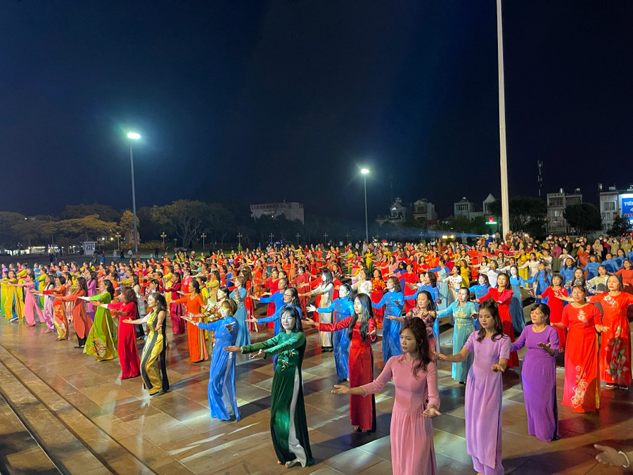 Phụ nữ Gia Lai đồng diễn áo dài. Ảnh: Minh Châu Phụ nữ Gia Lai đồng diễn áo dài. Ảnh: Minh Châu