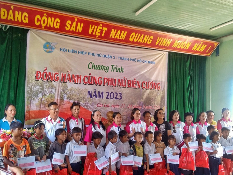 Đoàn công tác tặng học bổng cho trẻ em nghèo hiếu học. Ảnh: Minh Châu Đoàn công tác tặng học bổng cho trẻ em nghèo hiếu học. Ảnh: Minh Châu