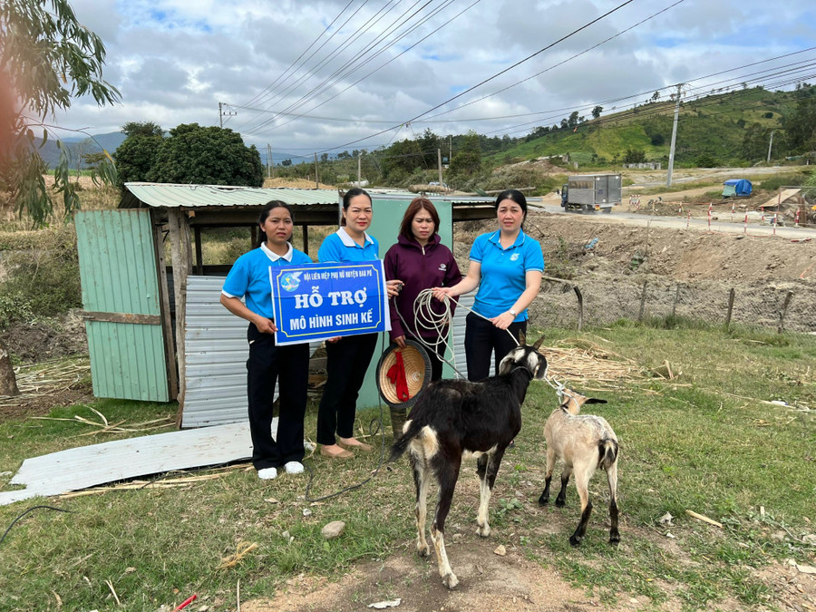 Chương trình tặng dê giống làm phương tiện sinh kế cho phụ nữ có hoàn cảnh khó khăn làng Bút, xã An Thành. Ảnh: Minh Châu Chương trình tặng dê giống làm phương tiện sinh kế cho phụ nữ có hoàn cảnh khó khăn làng Bút, xã An Thành. Ảnh: Minh Châu