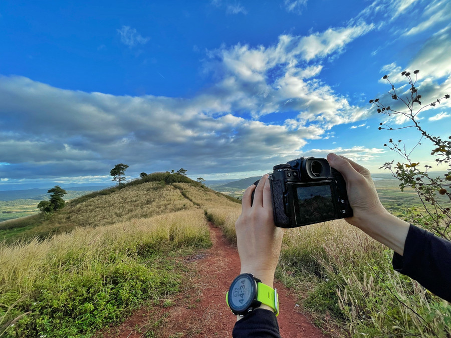 Sự cộng hưởng của bầu trời cao nguyên, cảnh sắc thiên nhiên tạo nên sự quyến rũ riêng cho ngọn núi.Ảnh: Hoàng Ngọc