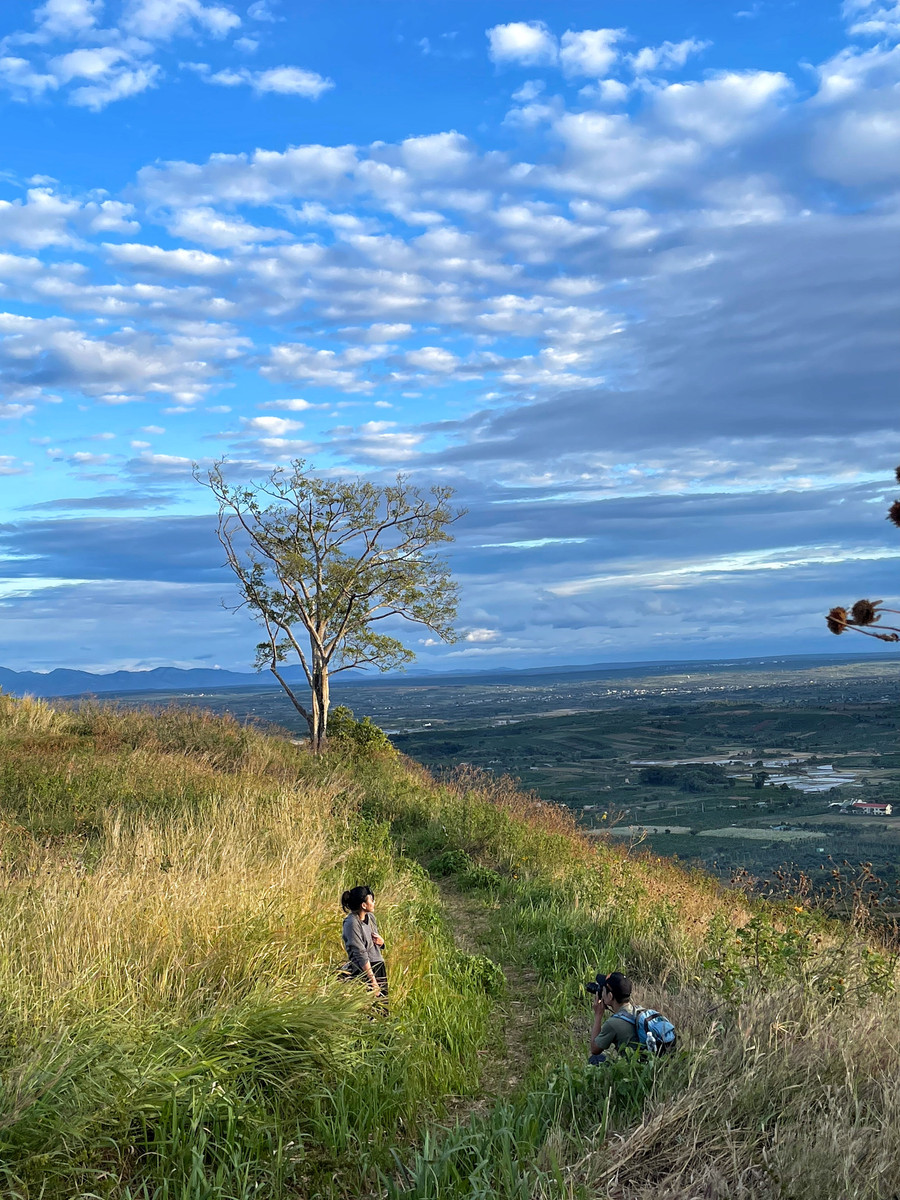 Bên kia đỉnh núi là đồng xanh. Ảnh: Hoàng Ngọc