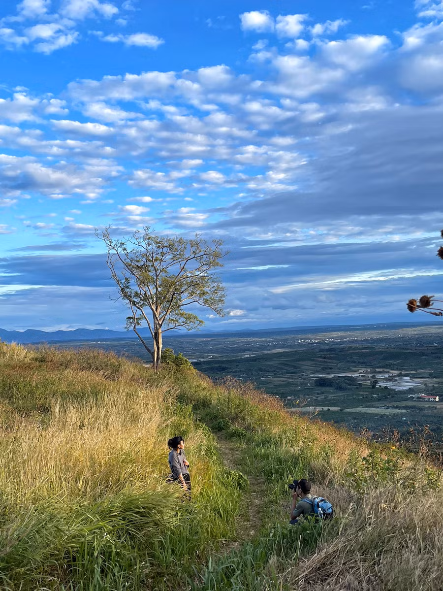 Bên kia đỉnh núi là đồng xanh. Ảnh: Hoàng Ngọc