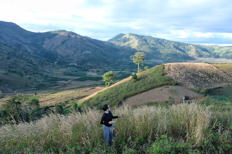 Với 3 miệng núi liền kề, núi lửa Chư Đang Ya hình thành nhiều &quot;sống khủng long&quot;. Ảnh: Hoàng Ngọc